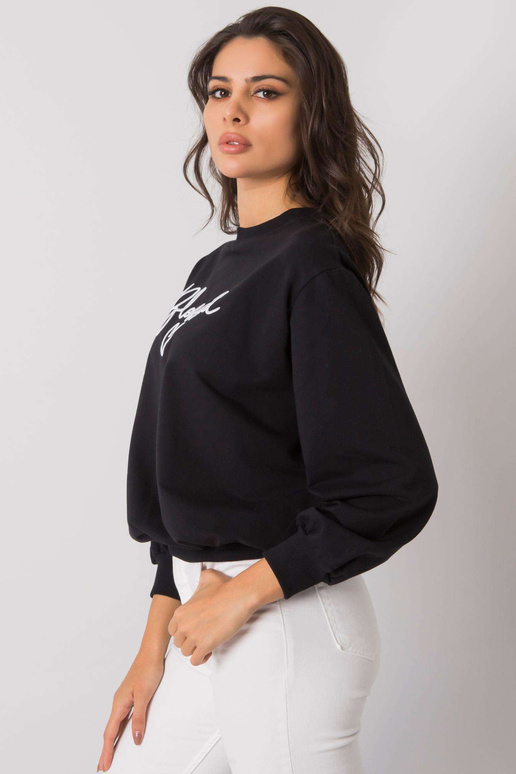 Melns sporta krekls ar uzrakstu... Melns sporta krekls ar uzrakstu...