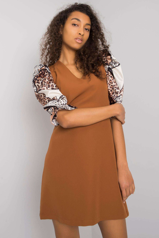 Brūna kleita ar dekoratīvām...