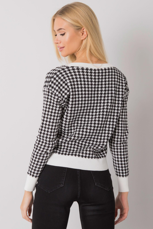 Balts un melns pogāms džemperis...