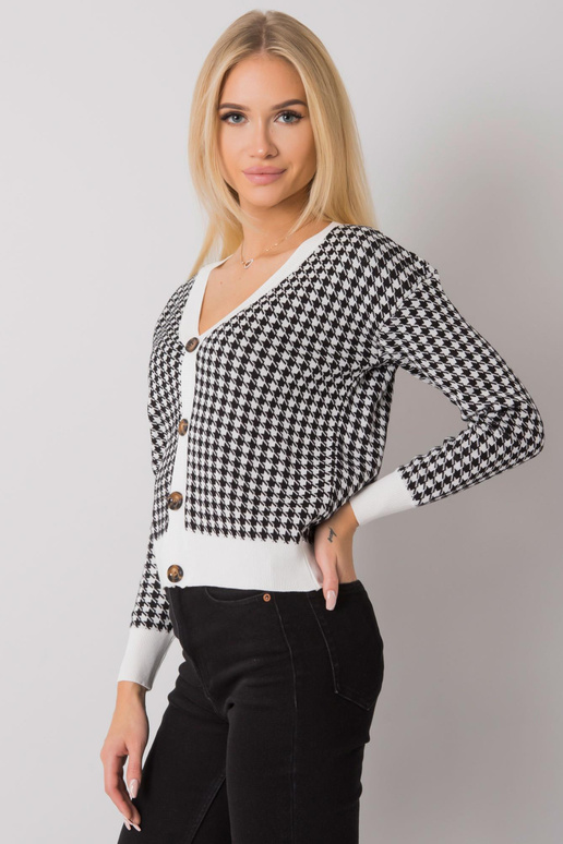 Balts un melns pogāms džemperis...