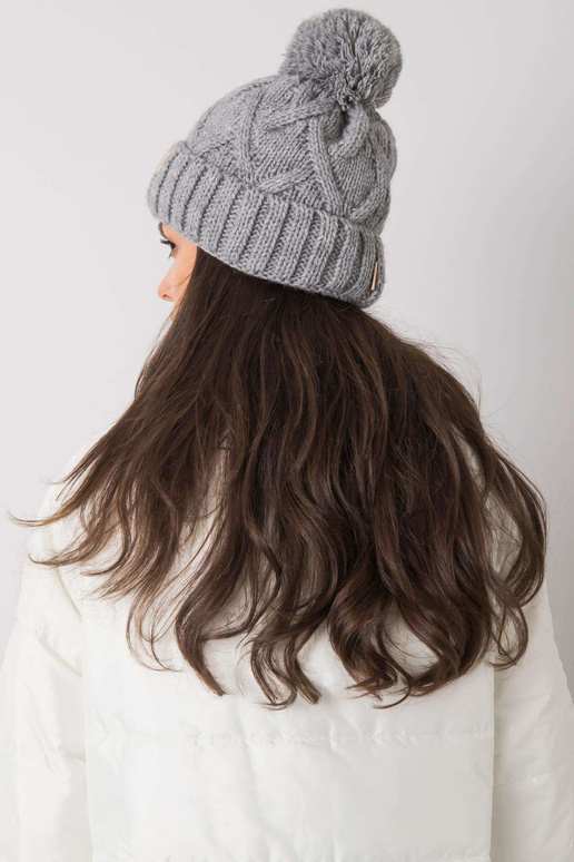 Pelēka ziemas cepure ar pomponu