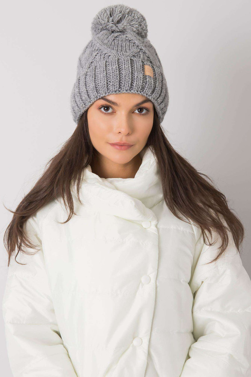 Pelēka ziemas cepure ar pomponu