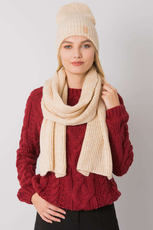 Bēšs ziemas komplekts cepure un šalle...