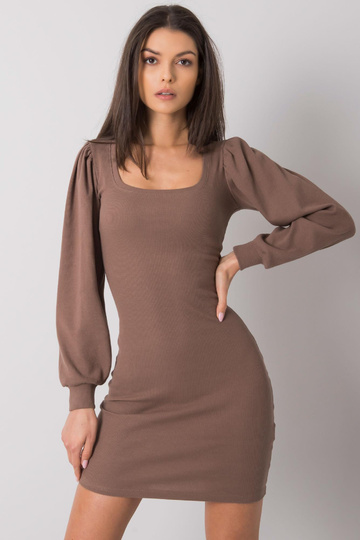 Brūna pieguloša kleita... 2