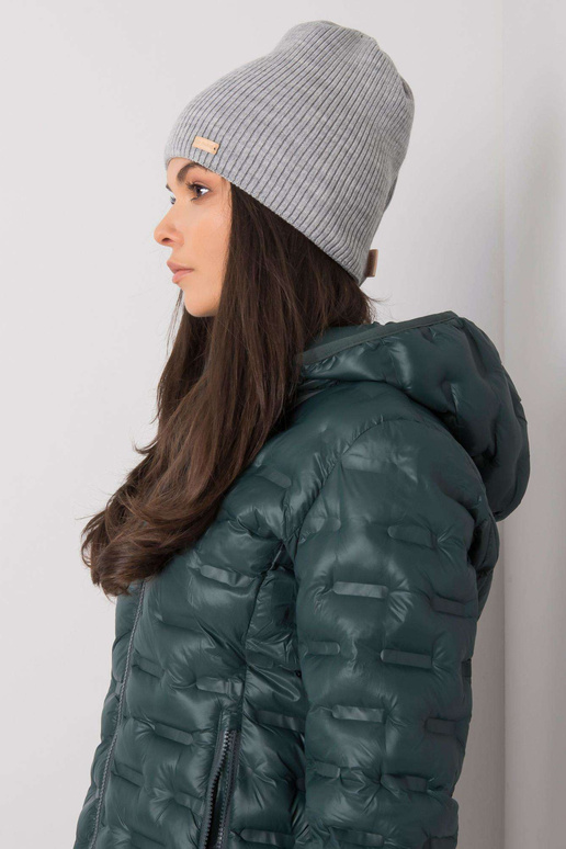 Pelēka sieviešu cepure