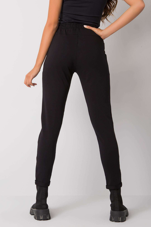 Melnas treniņbikses ar Haylee uzrakstiem