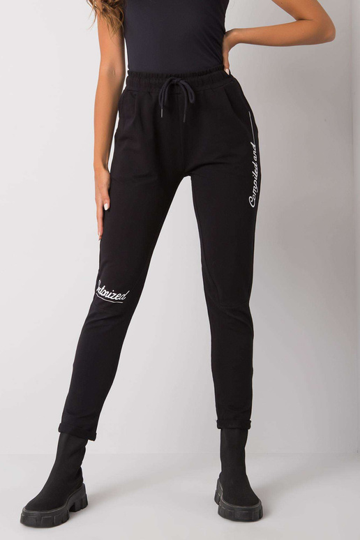 Melnas treniņbikses ar Haylee uzrakstiem