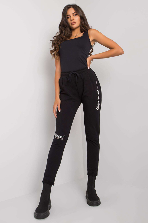 Melnas treniņbikses ar Haylee uzrakstiem