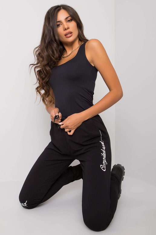 Melnas treniņbikses ar Haylee uzrakstiem