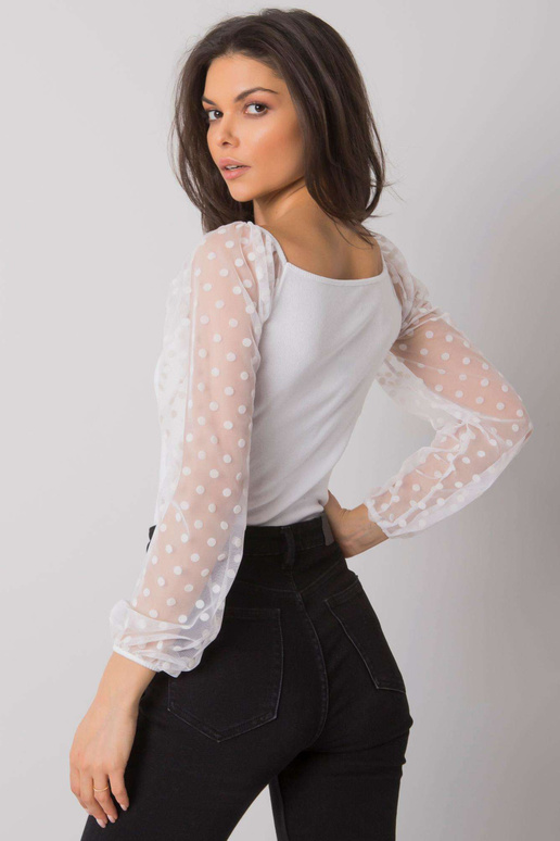 Balta blūze ar dekoratīvām piedurknēm...