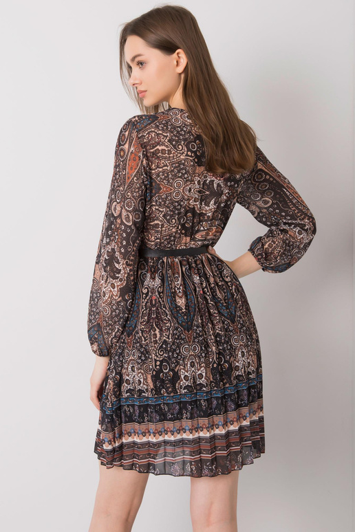 Melna Carmona kroku kleita