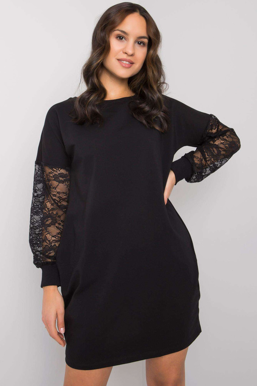 Melna kleita ar mežģīņu piedurknēm...