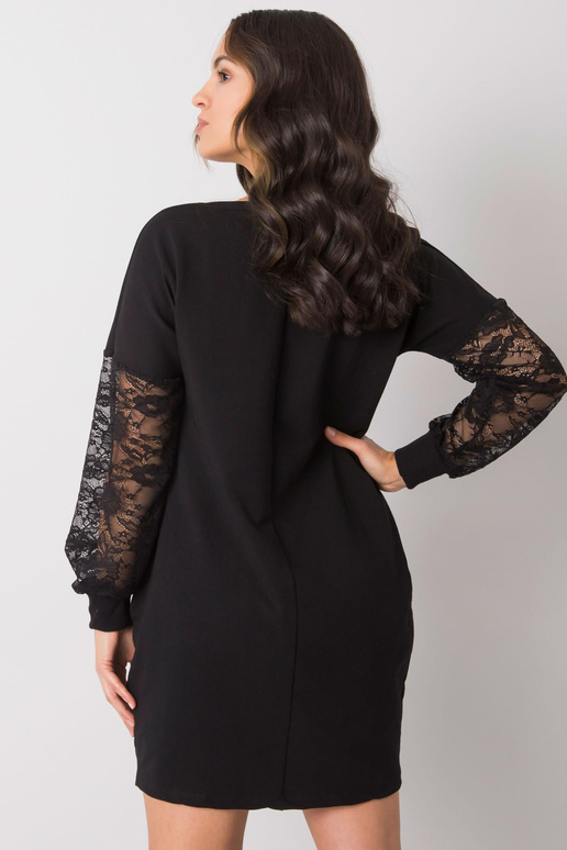 Melna kleita ar mežģīņu piedurknēm...