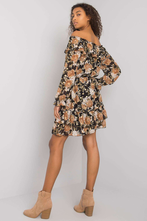 Melna un bēša spāņu kleita ar Kalgari...