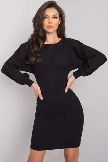 Melna pieguļoša kleita...