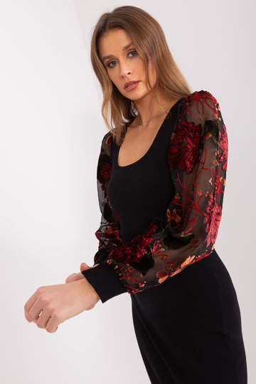 Melna kleita ar rakstainām...