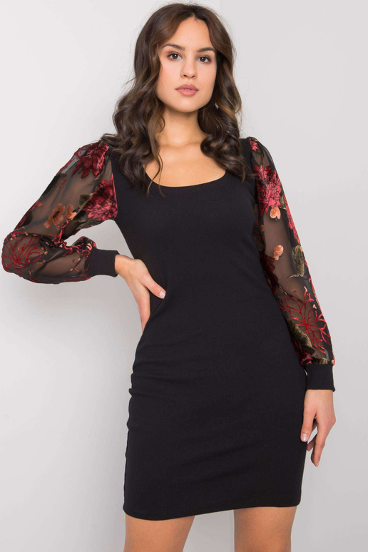 Melna kleita ar rakstainām piedurknēm...