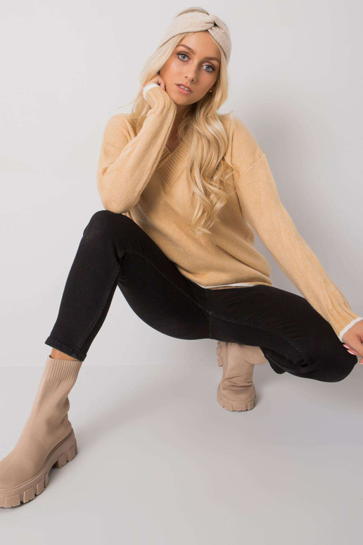 Kamieļu džemperis ar V veida kakla...