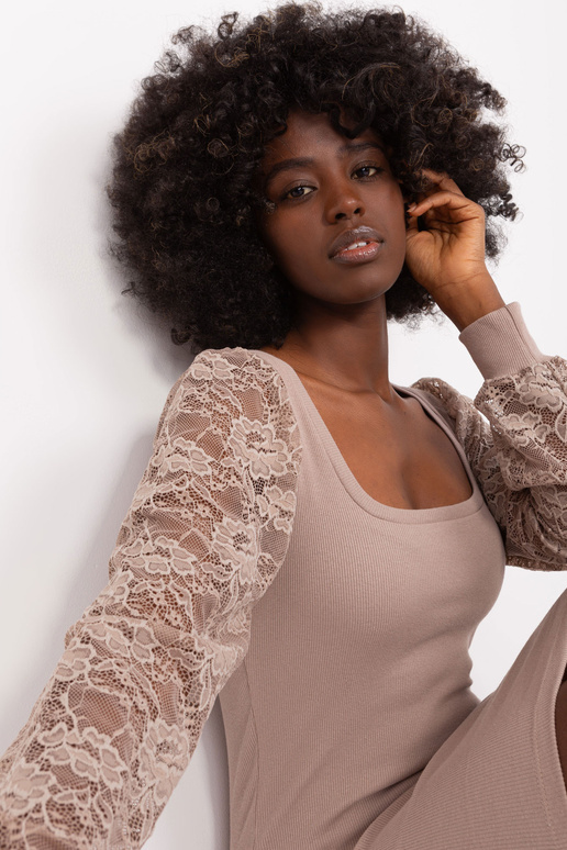 Tumši bēša pieguloša kleita ar... Tumši bēša pieguloša kleita ar...