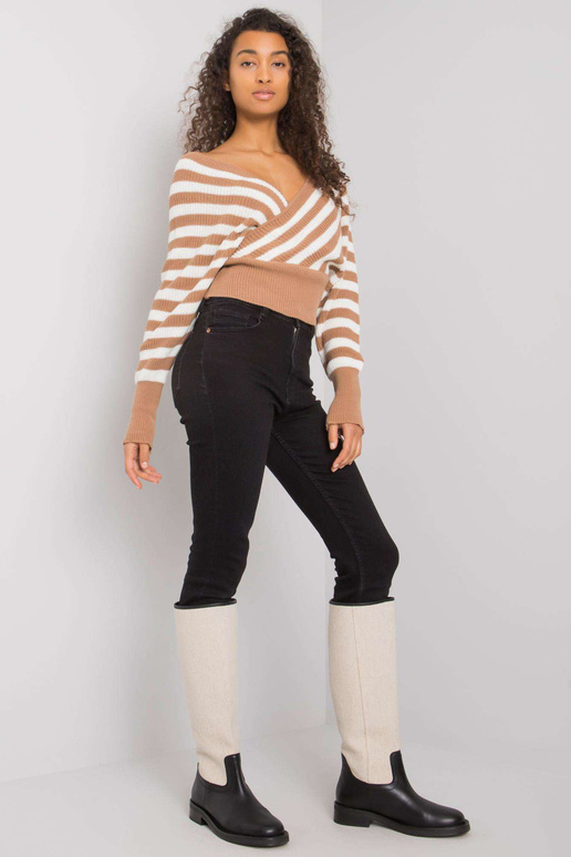 Kamieļa un balti svītrains džemperis...