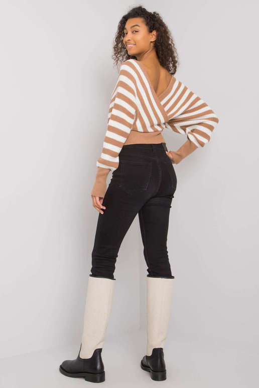 Kamieļa un balti svītrains džemperis...