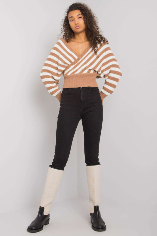 Kamieļa un balti svītrains džemperis...