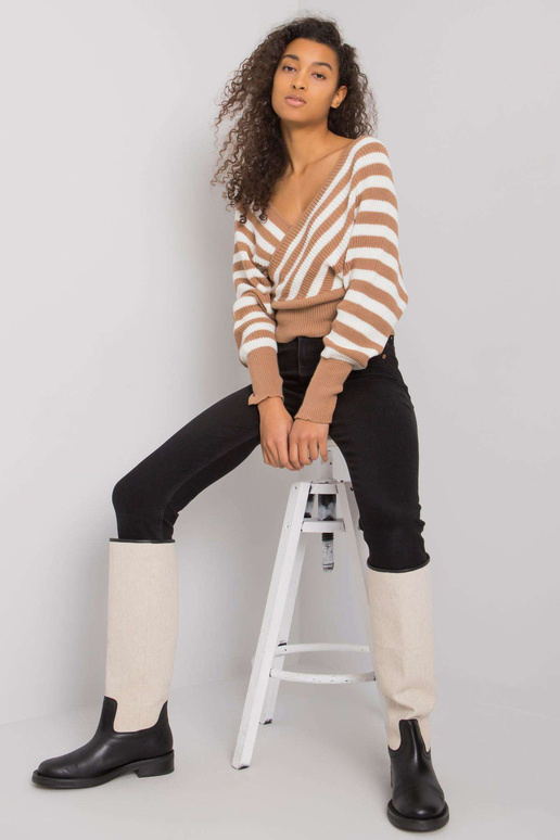 Kamieļa un balti svītrains džemperis...