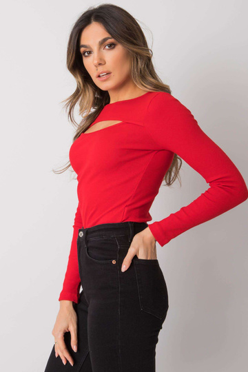 Sarkana blūze ar izgriezumu... 2