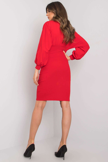 Sarkana pieguļoša kleita...