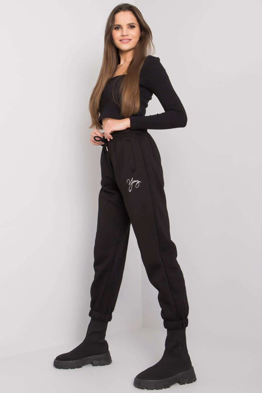 Melnas treniņbikses ar Lilijas uzrakstu