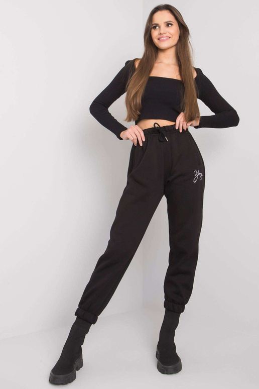 Melnas treniņbikses ar Lilijas uzrakstu