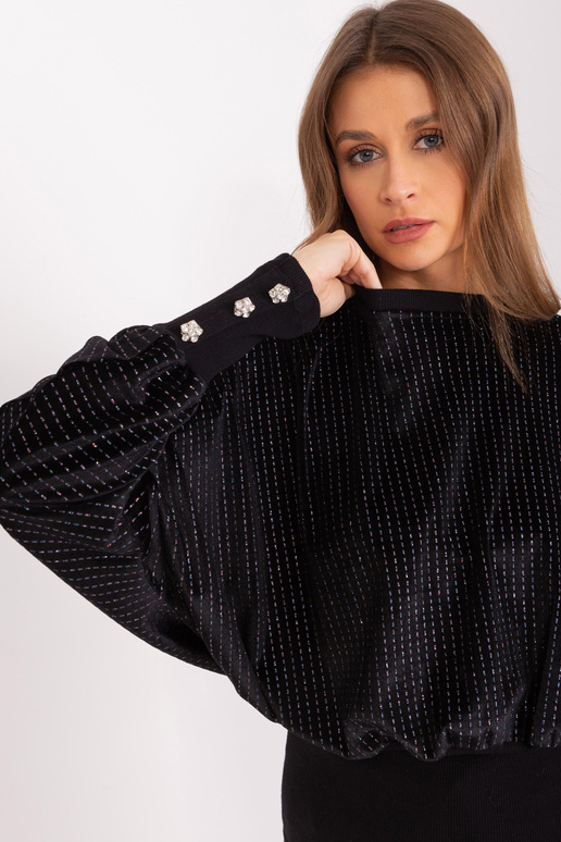 Melna blūze ar dekoratīvām pogām...