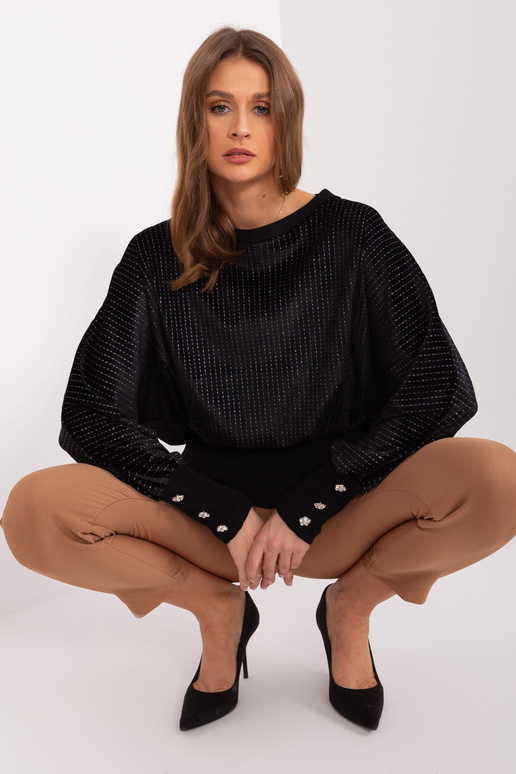 Melna blūze ar dekoratīvām pogām...