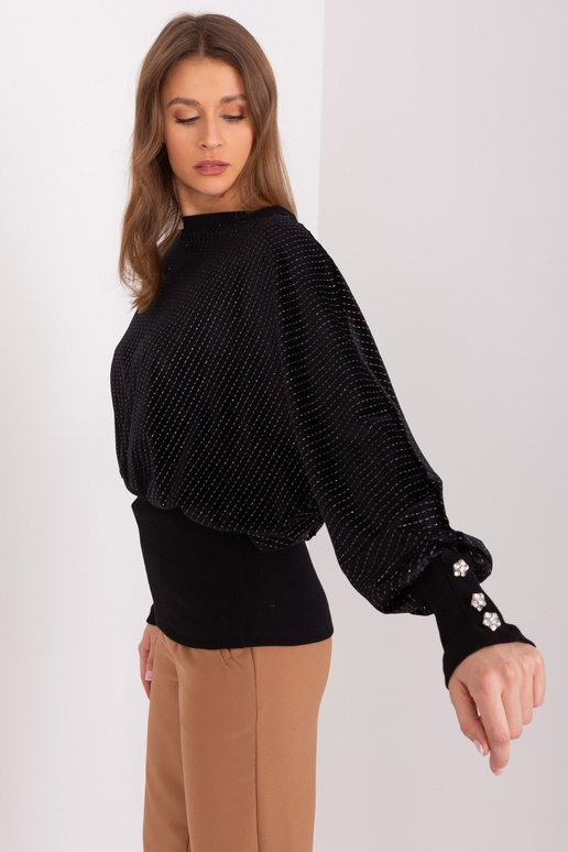 Melna blūze ar dekoratīvām pogām...