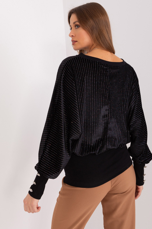 Melna blūze ar dekoratīvām pogām...