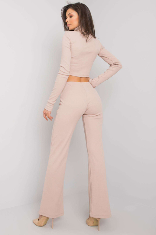 Gaiši bēšs komplekts ar biksēm...