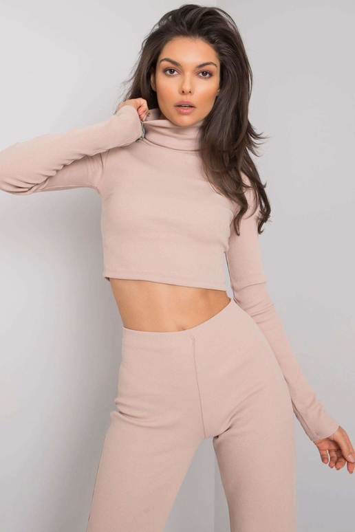 Gaiši bēšs komplekts ar biksēm...