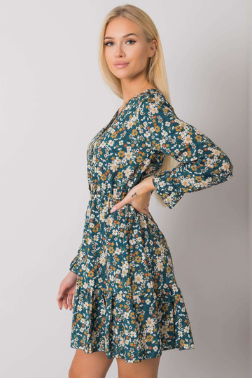 Zaļa kleita ar volāniem...