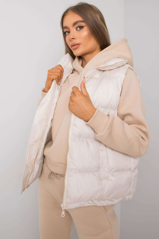 Gaiši bēšs komplekts ar Aysel vesti