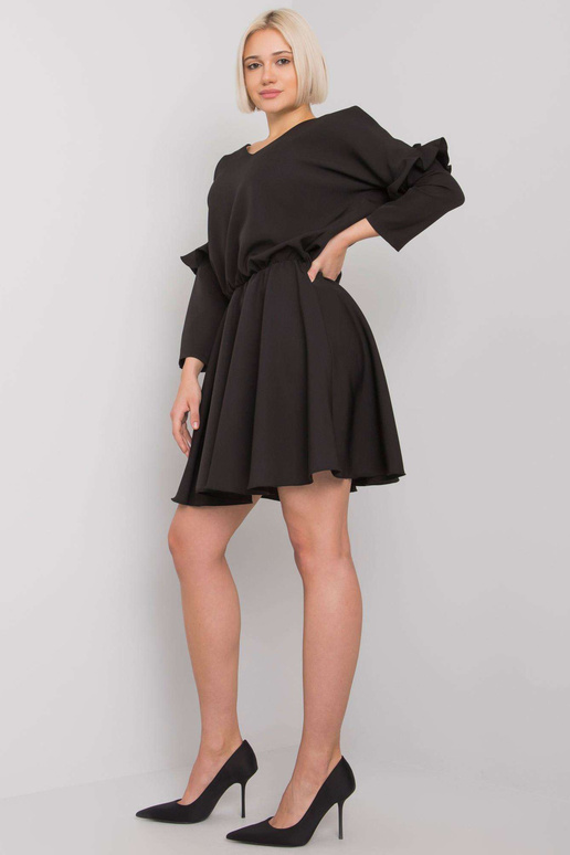 Melna kleita ar volāniem uz...