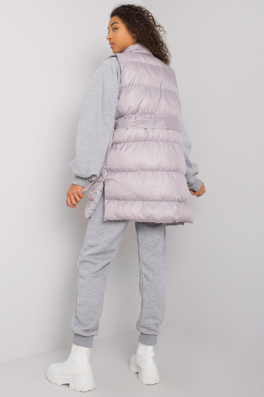 Pelēks trīsdaļīgs komplekts ar... Pelēks trīsdaļīgs komplekts ar...