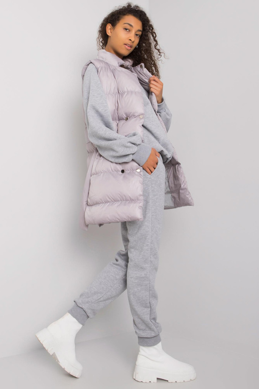 Pelēks trīsdaļīgs komplekts ar... Pelēks trīsdaļīgs komplekts ar...