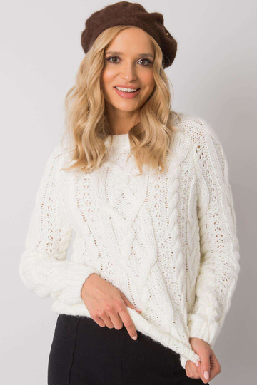 Brūna berete ar aplikācijām