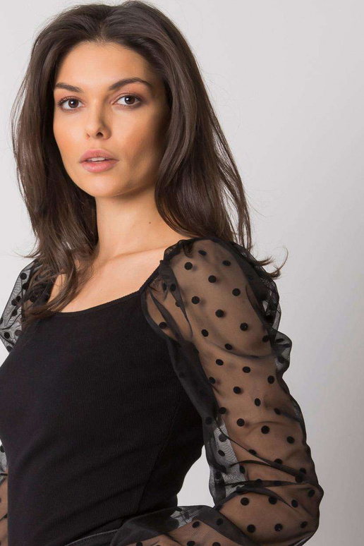 Melna blūze ar dekoratīvām piedurknēm... Melna blūze ar dekoratīvām piedurknēm...