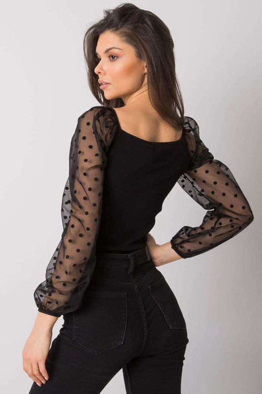 Melna blūze ar dekoratīvām piedurknēm... Melna blūze ar dekoratīvām piedurknēm...