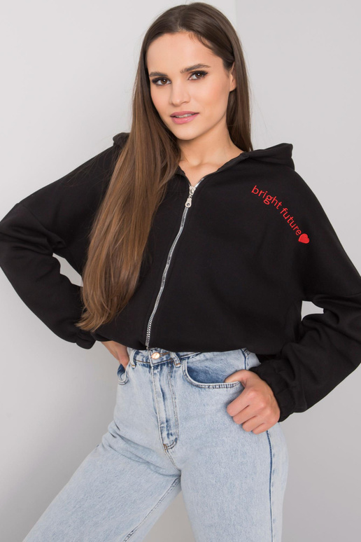 Melns sporta krekls ar izšuvumu... Melns sporta krekls ar izšuvumu...