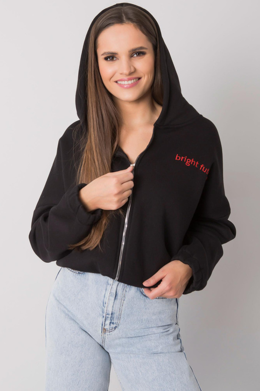 Melns sporta krekls ar izšuvumu... Melns sporta krekls ar izšuvumu...