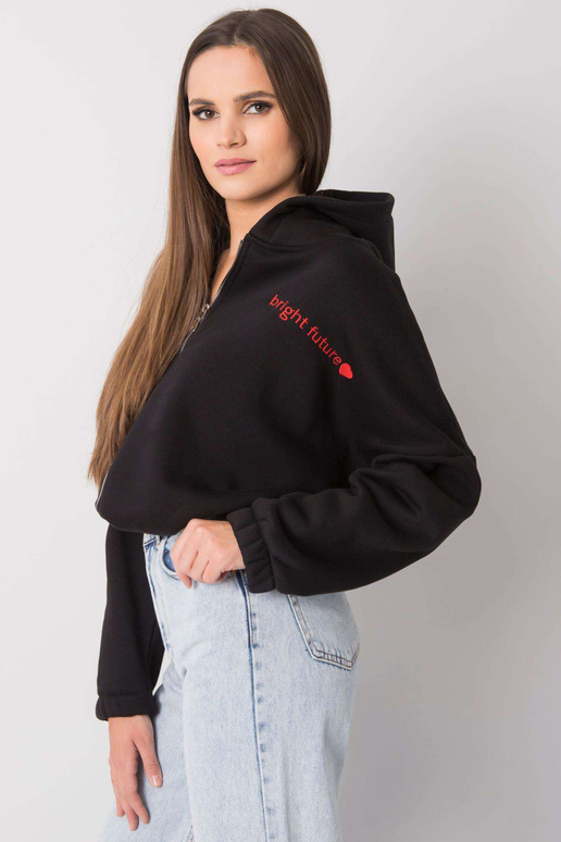 Melns sporta krekls ar izšuvumu... Melns sporta krekls ar izšuvumu...