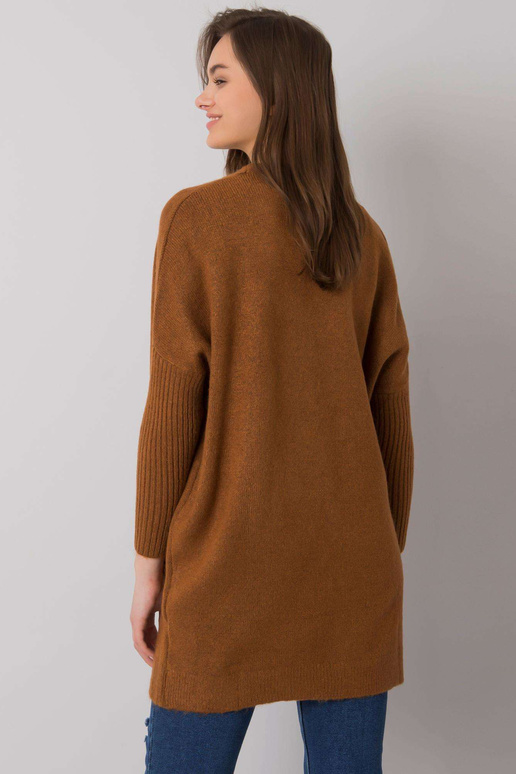 Gaiši brūns džemperis ar kabatām...