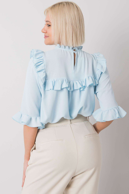 Gaiši zila blūze ar volāniem Limassol... Gaiši zila blūze ar volāniem Limassol...